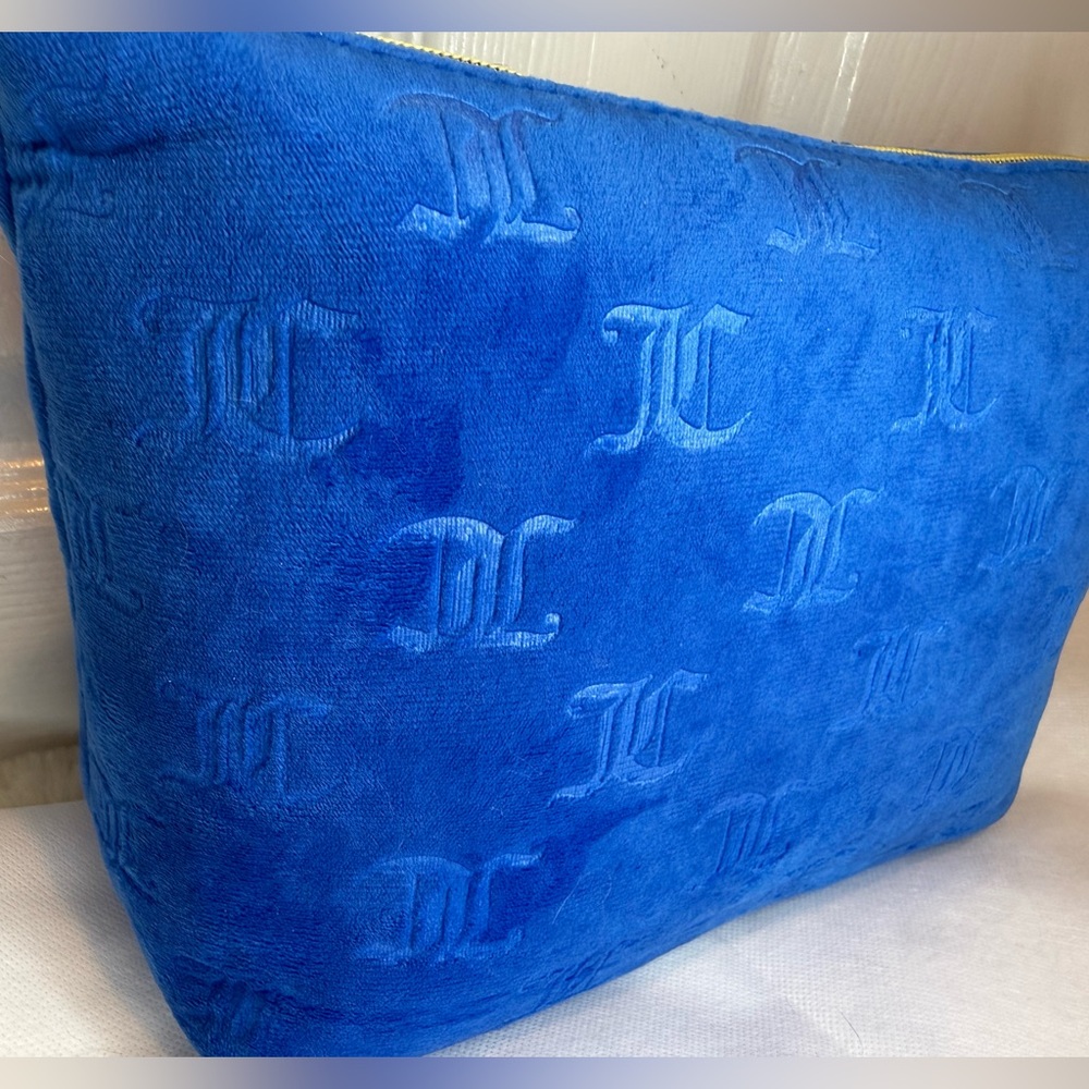 JUICY COUTURE VALOUR WEDGE COSMETIC CASE